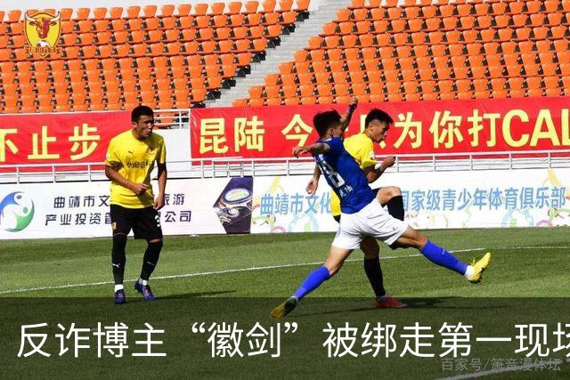 反诈博主“徽剑”被绑走第一现场近照曝光，事发地为广东一农贸市场顶楼露天停车场，底商繁忙人流密集，停车场值班人员称“到处都是监控”